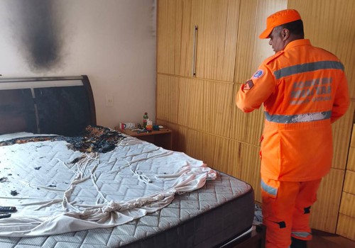Princípio de incêndio causado por carregador de celular serve de alerta na hora de carregar o telefone