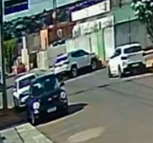 Quatro pessoas ficam feridas após forte batida entre carros no Centro de Carmo do Paranaíba