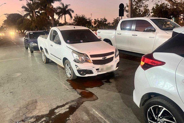 Motorista acaba preso por embriaguez após bater na traseira de carro parado no sinal