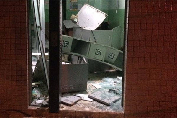 Criminosos explodem caixa eletrônico do Sicoob na cidade de São Gonçalo do Abaeté