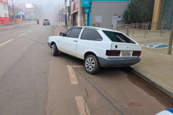 Motorista tem que ser acordado após acidente e carro ficar atrapalhando trânsito na Rua Major Gote