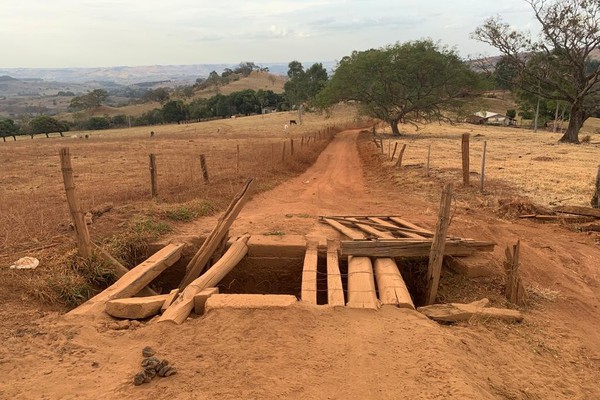 Funcionários de fazenda fazem abaixo-assinado e cobram recuperação de estrada de Patos de Minas