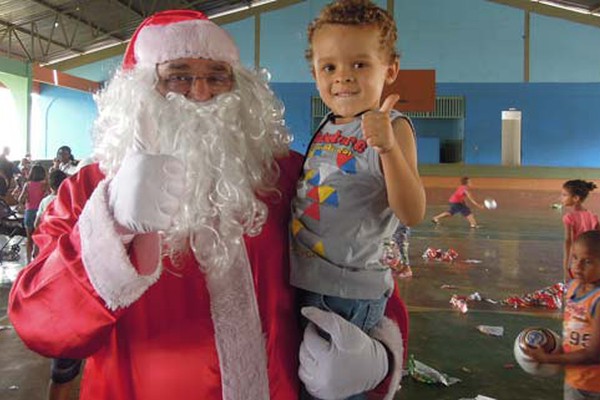 Papai Noel faz a festa de crianças carentes no Natal Feliz da Setta e da Polícia Militar