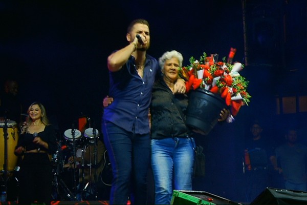 Zé Neto e Cristiano compram rosas de vendedora na arena por R$3 mil; veja ao vivo