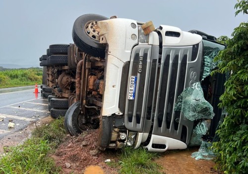 Carreta do Paraguai carregada com repolhos tomba na BR 146; o motorista ficou preso e precisou ser resgatado