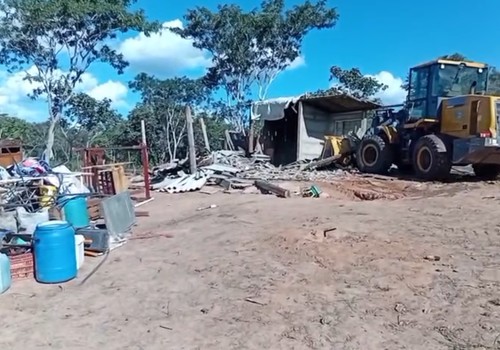Imagens mostram máquinas derrubando casas de famílias de trabalhadores sem-terra em Presidente Olegário