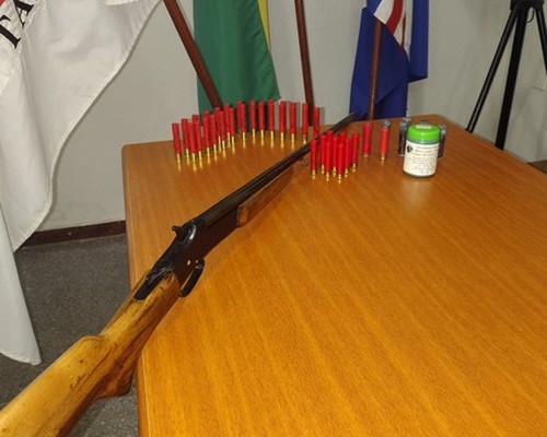 Homem é preso pela Polícia Ambiental após anúncio de venda de espingarda pelo whatsapp em Patos de Minas