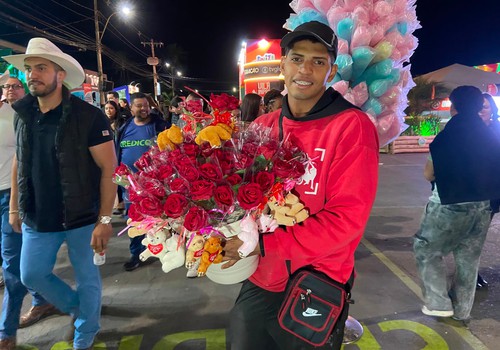 Dia dos namorados está próximo: jovem vende flores para casais na Fenamilho 2026; veja ao vivo