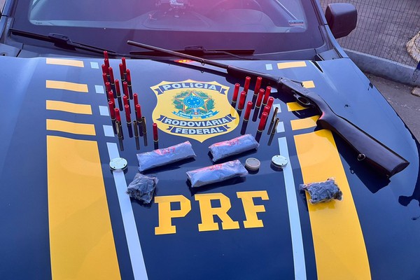 Grupo Tático da PRF apreende arma e várias munições no bagageiro de ônibus de turismo