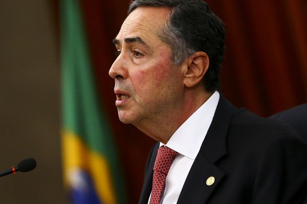Presidente do TSE defende sistema eleitoral e rebate Bolsonaro