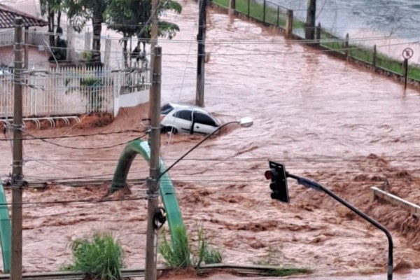 Córrego transborda, arrasta carros e áreas inundadas em Patos de Minas se multiplicam