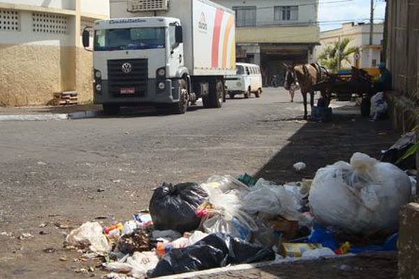 Lixo e até restos de animais continuam poluindo a entrada do Mercado Municipal