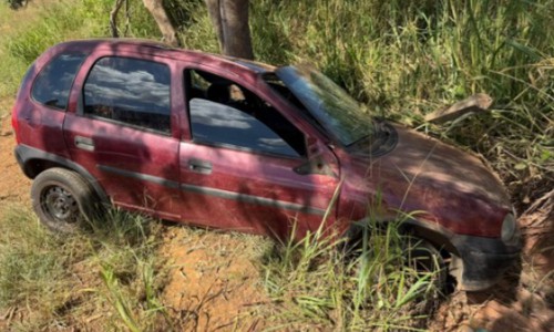 Jovem é preso por dirigir embriagado após sair de estrada e bater em árvore em Lagoa Formosa