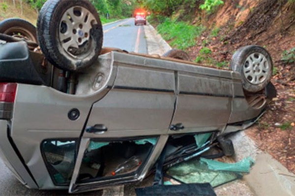 Motorista e passageiros escapam ilesos de capotamento de veículo na Serra do Indaiazinho