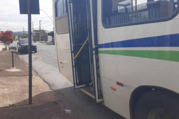 Idosa de 72 anos cai ao descer de ônibus em Patos de Minas e é socorrida pelo SAMU