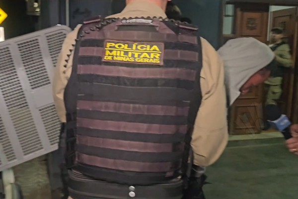 Acusado de matar a mulher acaba de ser preso em Patos de Minas; veja a chegada dele na Delegacia