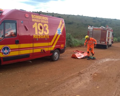 Bombeiros socorrem jovem que ficou gravemente ferido ao cair de cachoeira