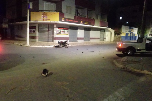 Jovem fica gravemente ferido após falha de freios e avanço de parada obrigatória em Patos de Minas