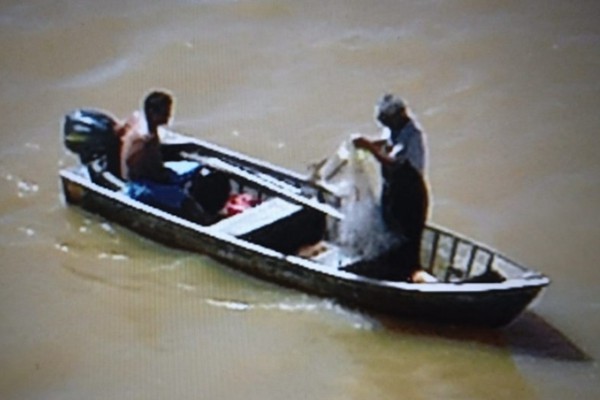 Pai e filho jogam tarrafa no Rio São Francisco, mas acabam presos por pesca proibida