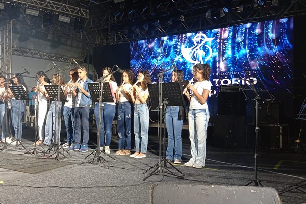 Alunos se apresentam tocando flautas: "A linda rosa juvenil"; veja ao vivo