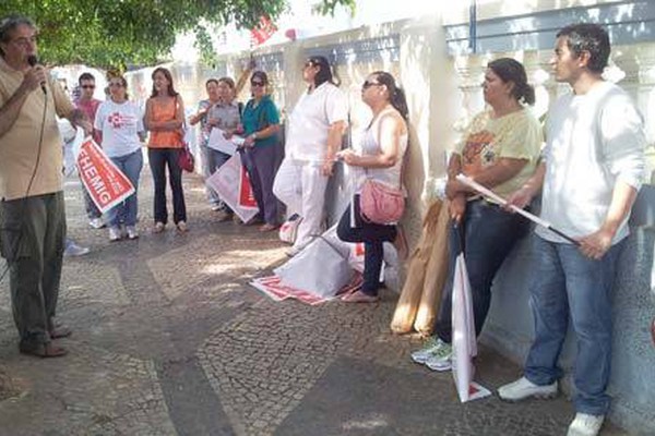 Servidores da Saúde fazem manifestação e ameaçam entrar em greve