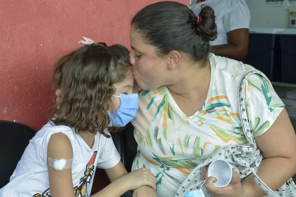Crianças e famílias mineiras comemoram a vacinação infantil contra a covid