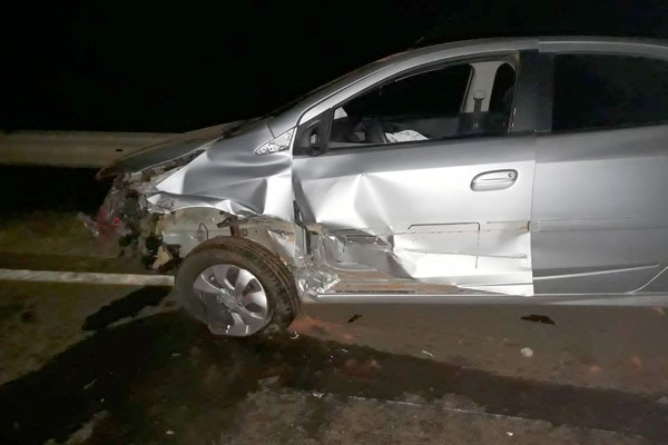 Condutora sofre grave ferimento no nariz após carro atingir guard rail de curva na MG 230