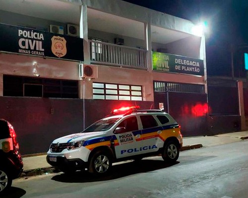 Servidor com sintomas de embriaguez atira para o alto e vai parar na delegacia; pistola foi apreendida