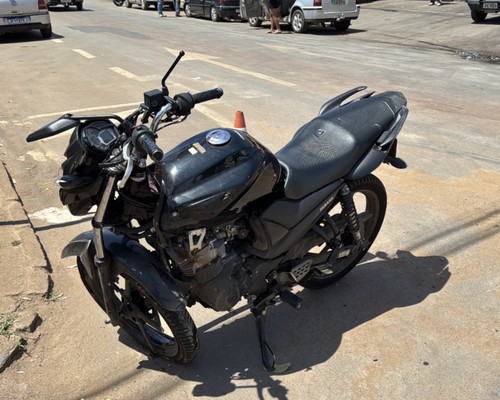 Motocicleta fica com a frente destruída após bater violentamente em carro que avançou parada