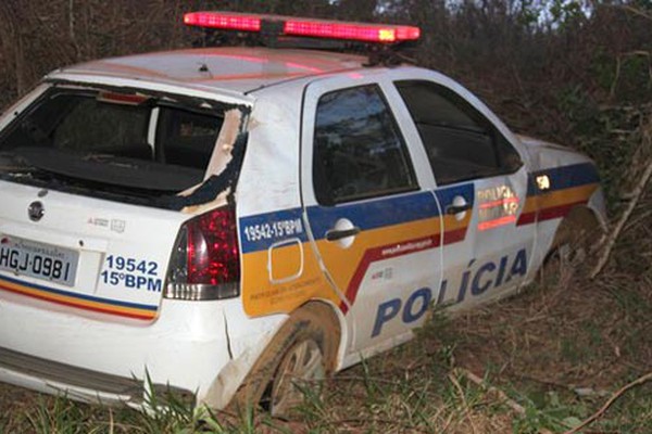 Viatura da Polícia Militar de Presidente Olegário cai em buraco durante perseguição em estrada vicinal