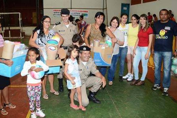 PM de Lagoa Formosa doa mais de 200 kits escolares para crianças carentes da cidade