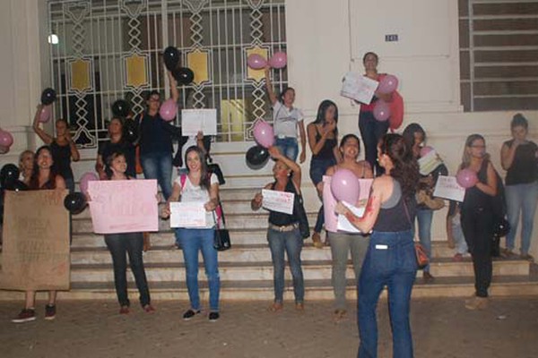Mulheres fazem manifestação em frente ao Fórum cobrando fim dos estupros na cidade