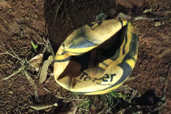 Morador fura a bola e futebol em campo improvisado vira caso de polícia em Santana de Patos