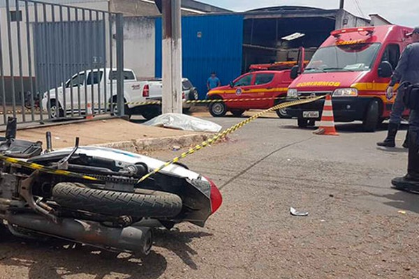 Motociclista morre ao bater em caminhonete na Avenida Aristides Memória; VEJA