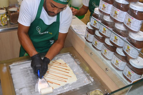 Natur Ice Rolls faz sucesso com jeito inovador de fazer sorvete em Patos de Minas