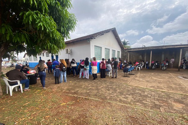 Famílias passam a noite e enfrentam chuva para participar de cadastro de casas populares em Patos de Minas