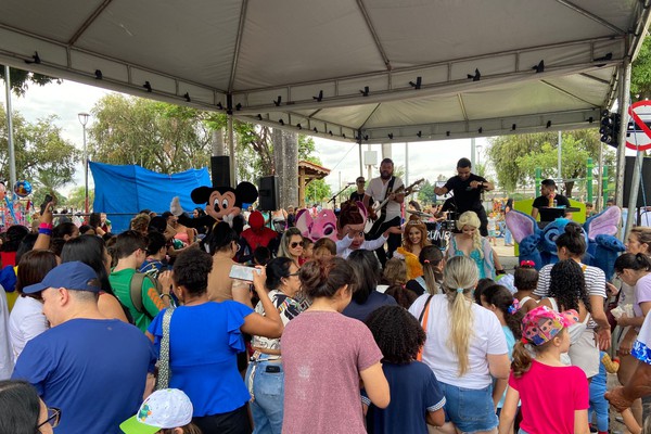 Unimed promove manhã bastante animada para as crianças na Orla da Lagoa, em Patos de Minas