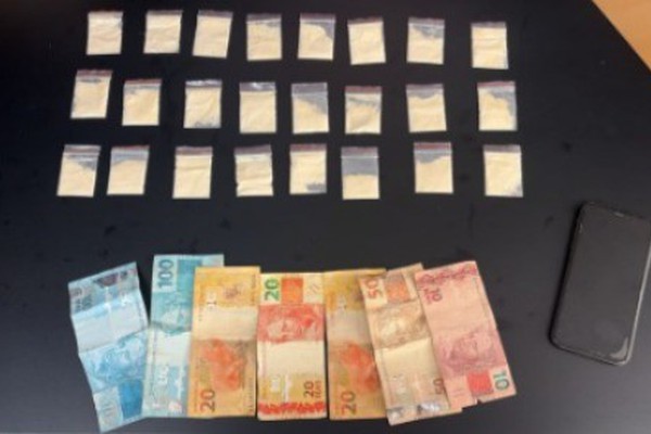 Casal acusado de promover delivery de drogas em Patrocínio é preso com 24 papelotes de cocaína