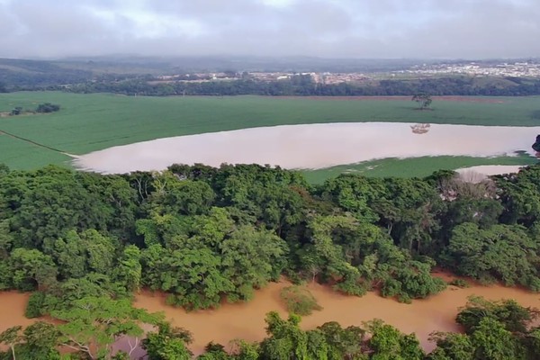Imagens aéreas mostram avanço do Rio Paranaíba, que chega a 9,33m mesmo após estiagem