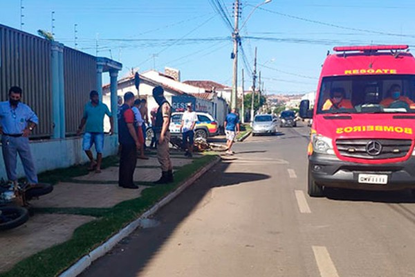 Motociclistas inabilitados ficam feridos após grave acidente em Patos de Minas