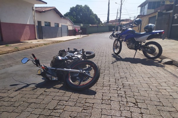 Motociclistas batem de frente e precisam ser levados para a UPA em Patos de Minas
