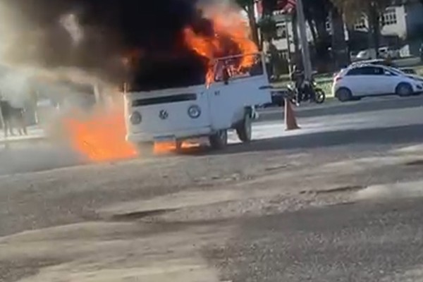 Kombi pega fogo logo após abastecer em posto de combustíveis na avenida JK