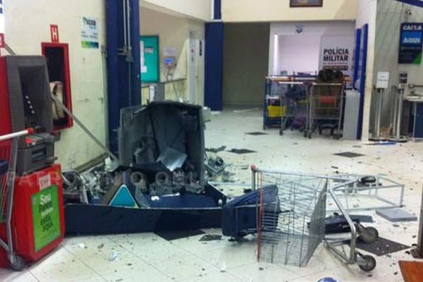 Caixa eletrônico é explodido e lotérica arrombada em supermercado de Patrocínio