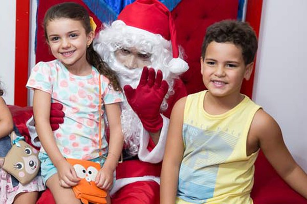 Papai Noel chega ao Pátio Central Shopping com muitas brincadeiras e alegra a criançada