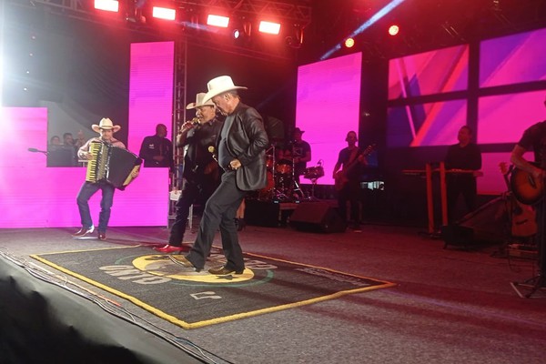 Gino e Geno canta "Boate azul" e faz o público testar a garganta na Fenapraça 2025; veja ao vivo