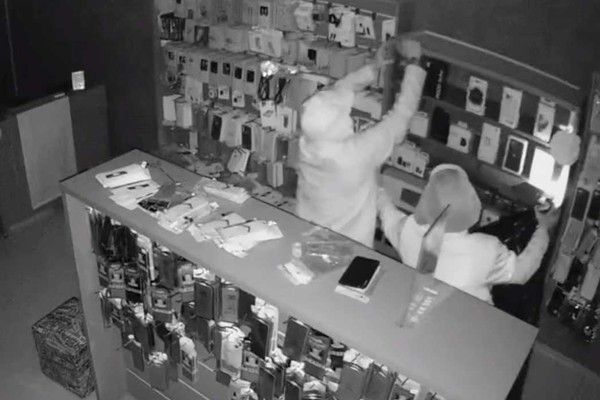 Vídeo mostra a ação de ladrões fazendo limpa em loja de celulares em Patos de Minas