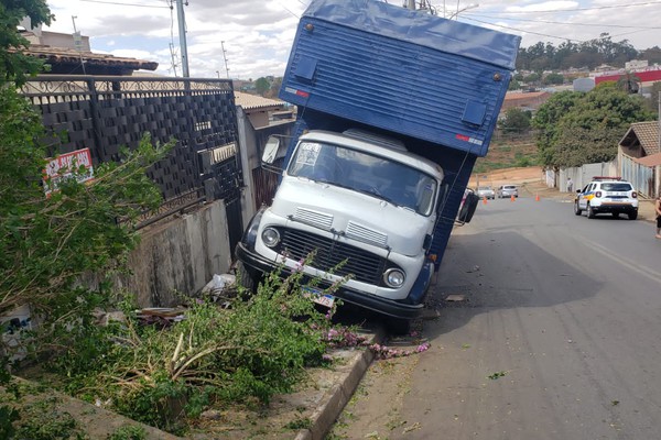Caminhão baú volta na subida da rua Vereador João Pacheco, arranca árvore e assusta moradores