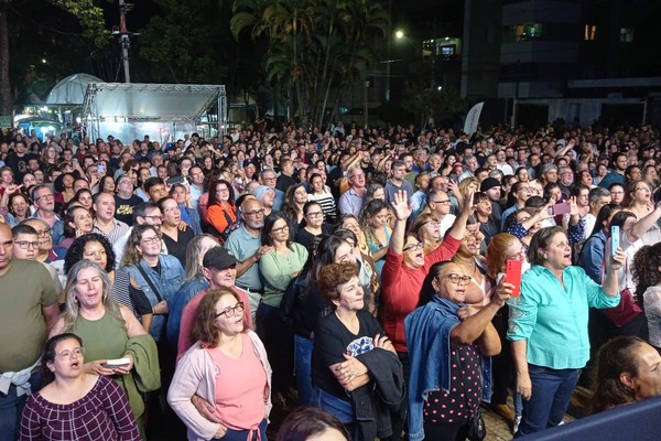 14 Bis canta o sucesso “Todo azul do mar” e encanta a Fenapraça 2025; veja ao vivo
