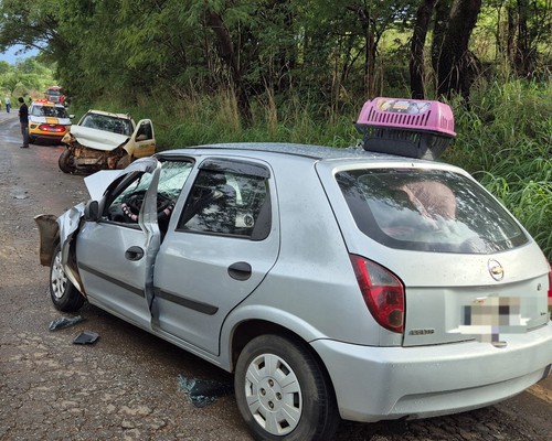 Veículos batem de frente na MG 188, em Vazante e deixam três pessoas feridas