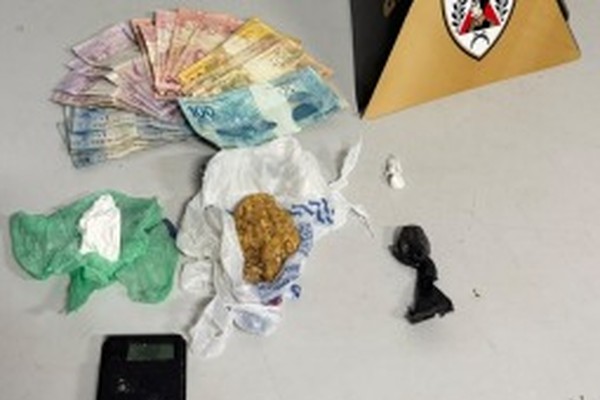 Polícia apreende drogas que renderiam cerca de 300 porções e prende homem em Patos de Minas